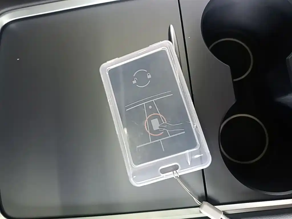 Tesla Model Y 2025 — фото 9
