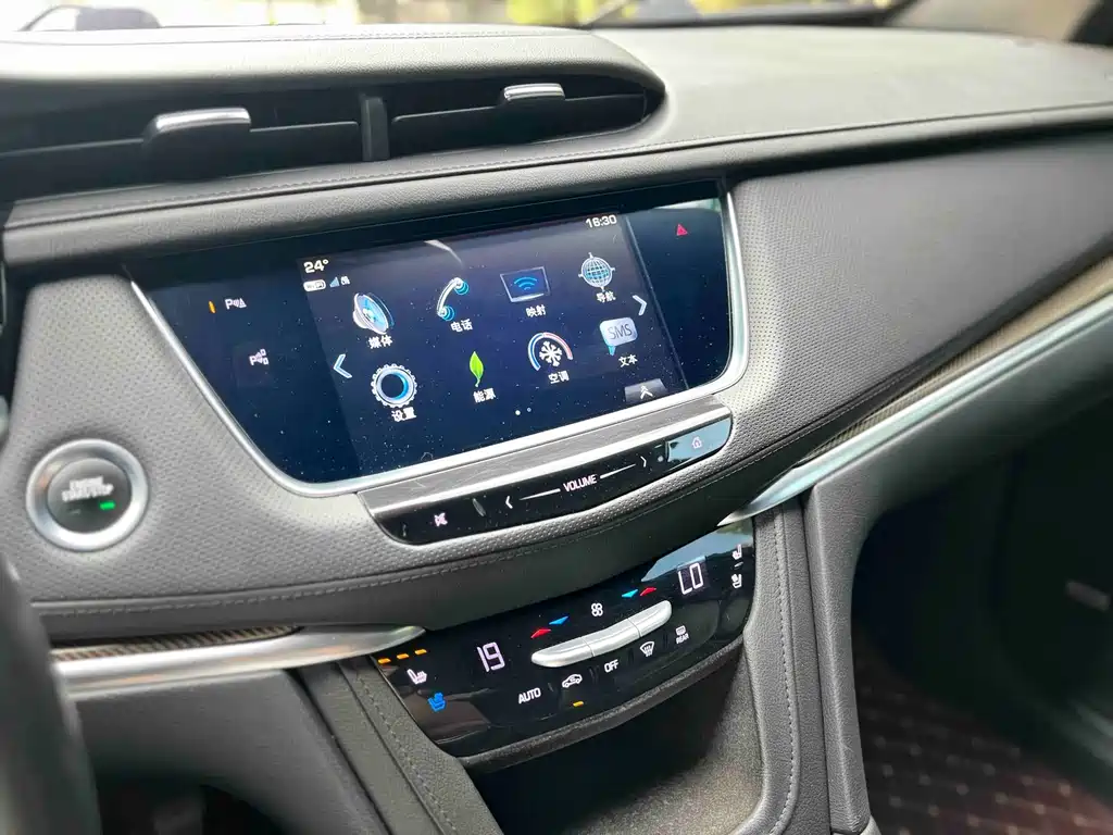 Cadillac XT5 2017 — фото 12