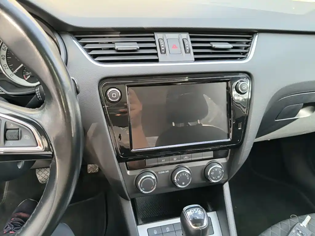 Skoda Octavia 2017 — фото 13
