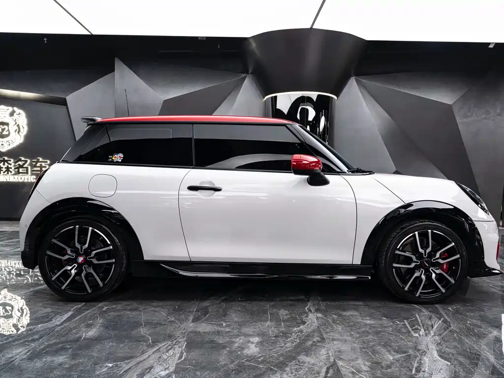 MINI JCW 2025 — фото 10