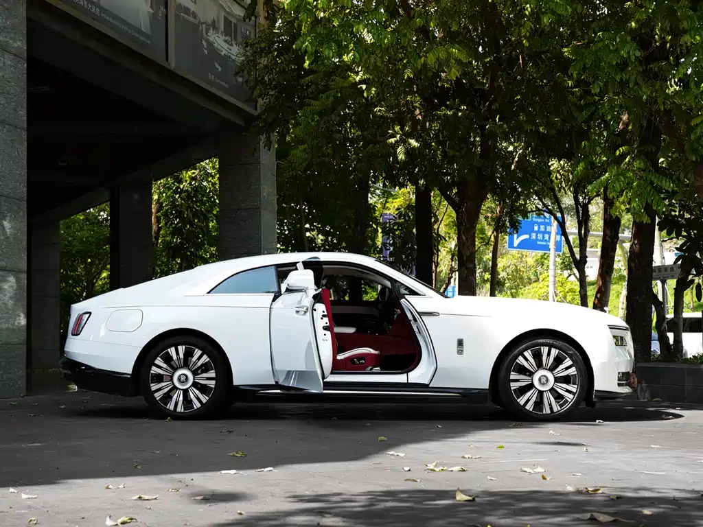 Rolls-Royce Phantom 2024 — фото 19