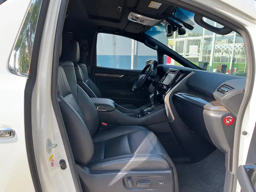 Toyota Alphard 2018 — фото 13