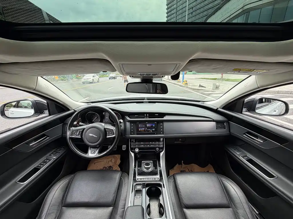 Jaguar XF 2017 — фото 15