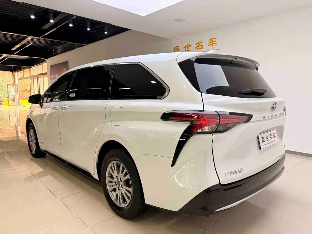 Toyota Sienna 2023 — фото 11