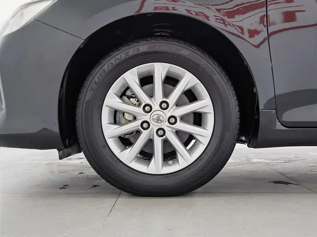 Toyota Camry 2015 — фото 17