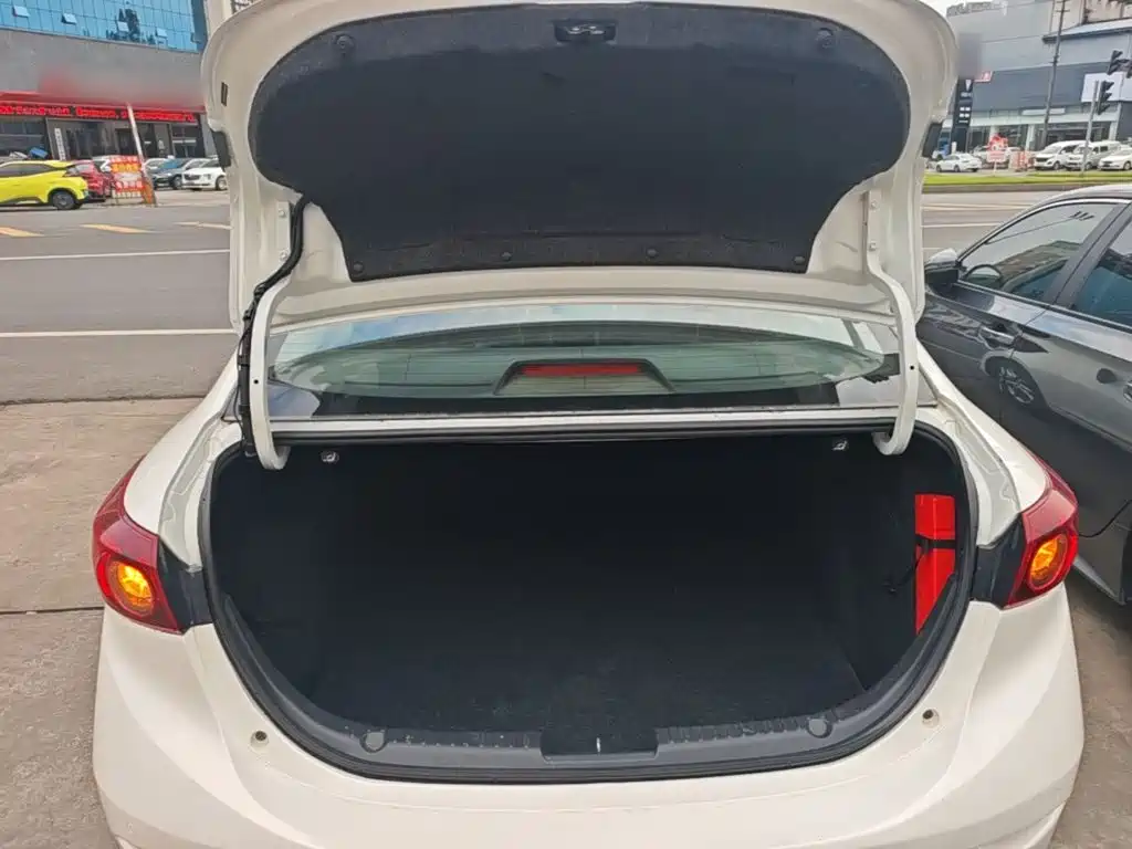 Mazda 3 Axela 2018 — фото 19