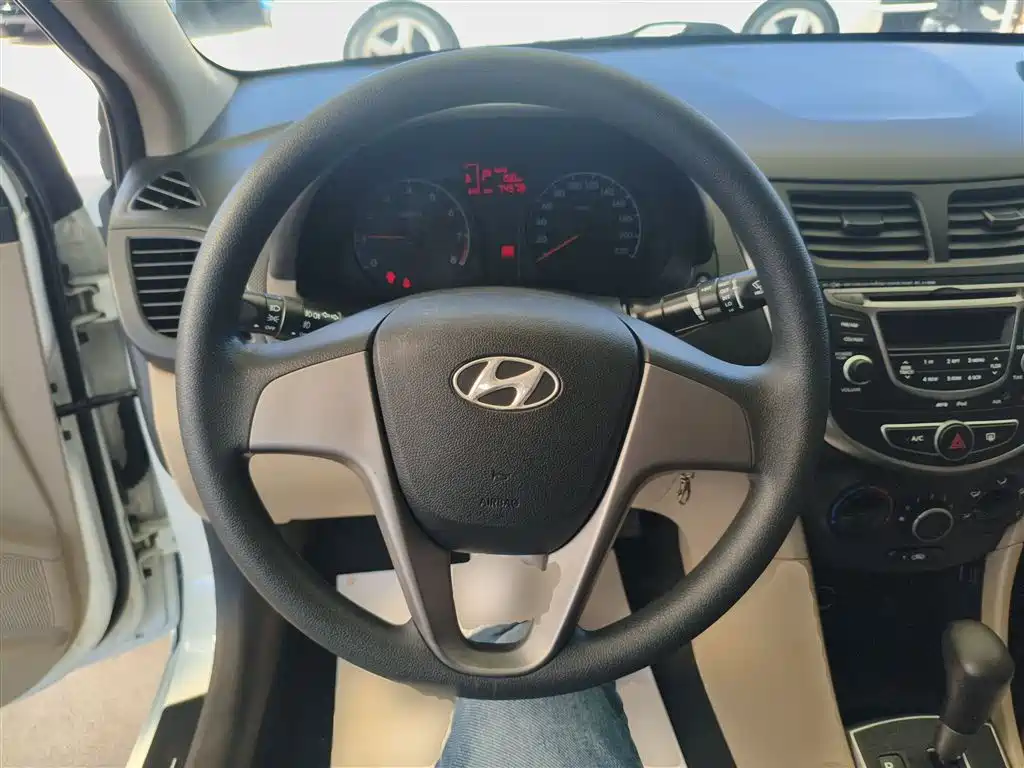Hyundai Verna 2016 — фото 11