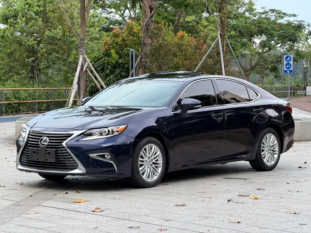 Lexus ES 2017 — фото 1