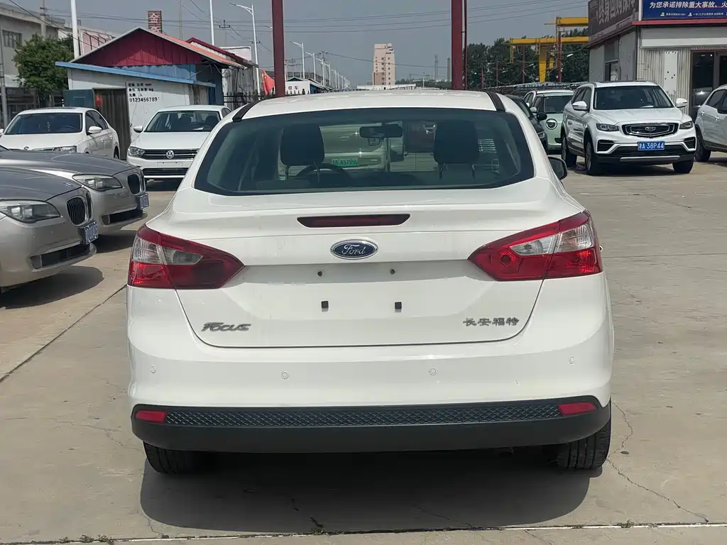 Ford Focus 2013 — фото 12