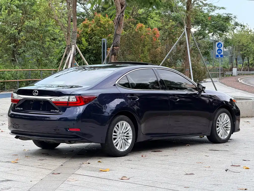 Lexus ES 2017 — фото 13