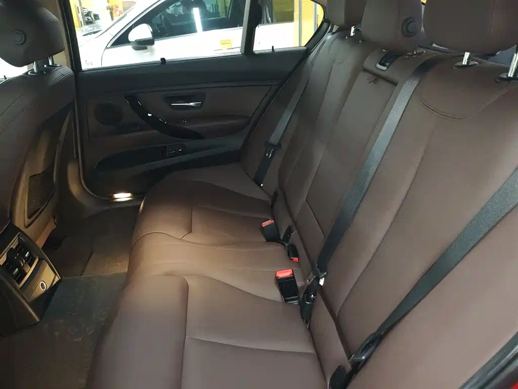 BMW 3 Series 2018 — фото 13