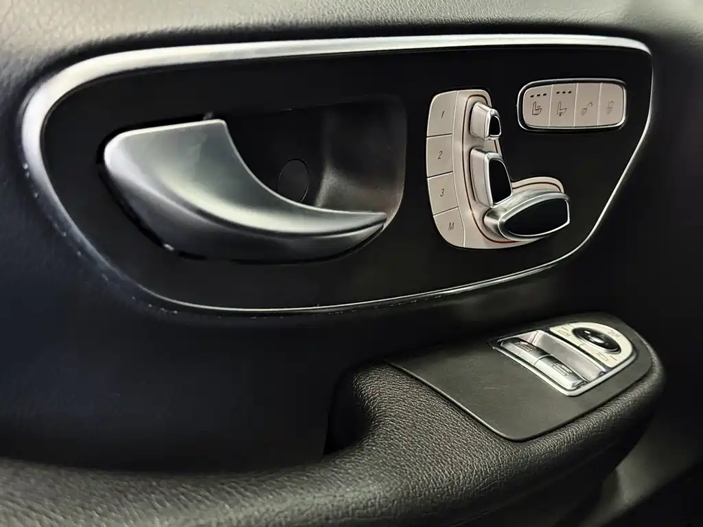 Mercedes-Benz V-Class 2022 — фото 16