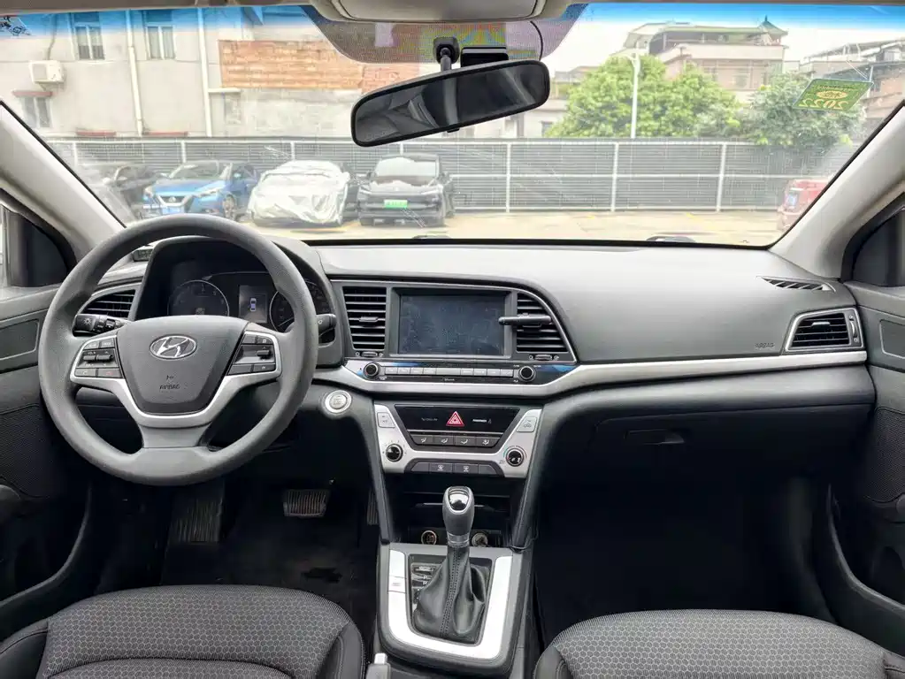 Hyundai Elantra 2018 — фото 10