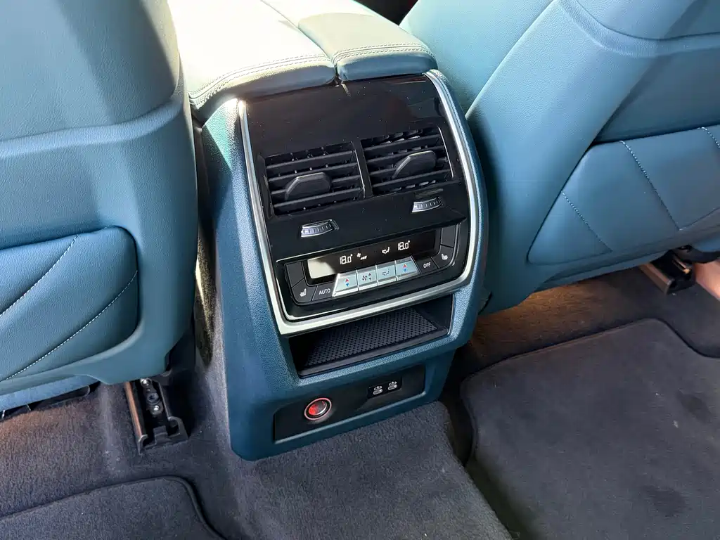 BMW XM 2023 — фото 19