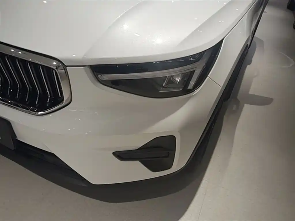 Volvo XC40 2023 — фото 24