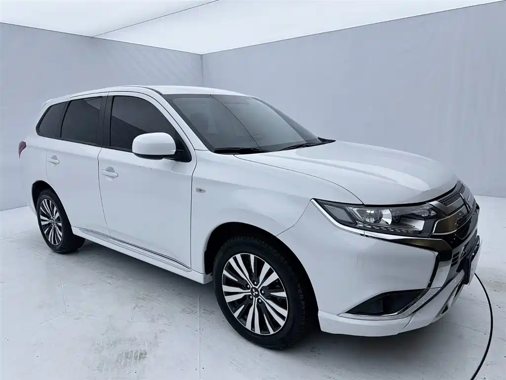 Mitsubishi Outlander 2022 — фото 3