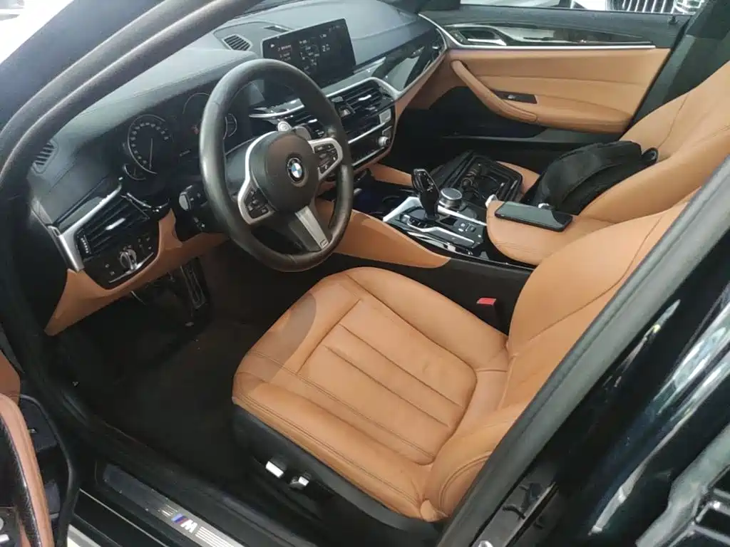 BMW 5 Series 2018 — фото 15