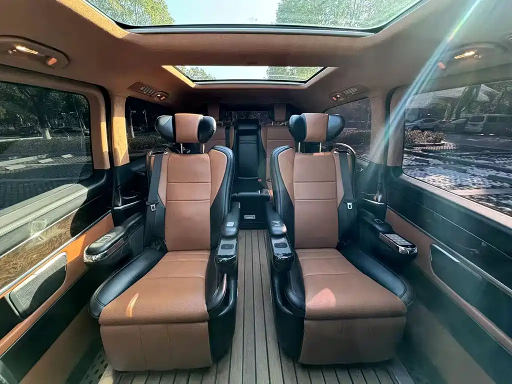 Mercedes-Benz V-Class 2019 — фото 12