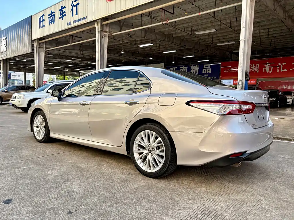 Toyota Camry 2019 — фото 18