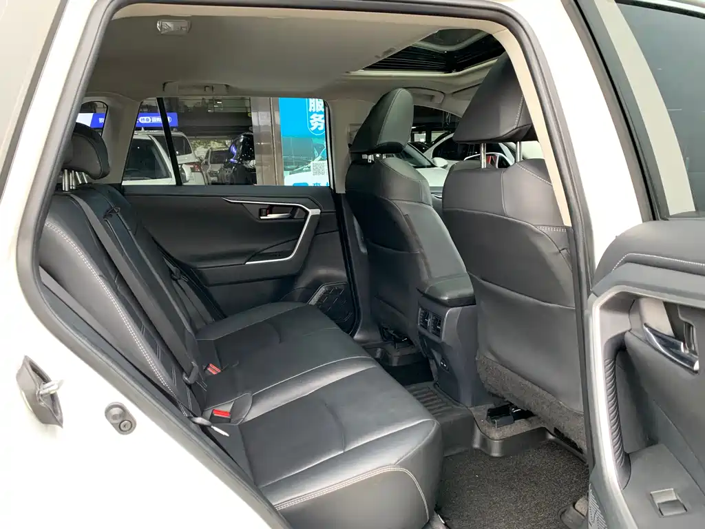 Toyota RAV4 2022 — фото 14