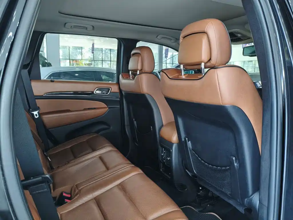 Jeep Grand Cherokee 2012 — фото 14