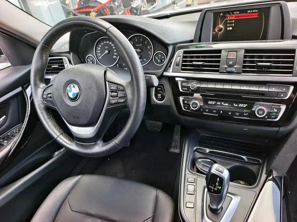 BMW 3 Series 2017 — фото 14