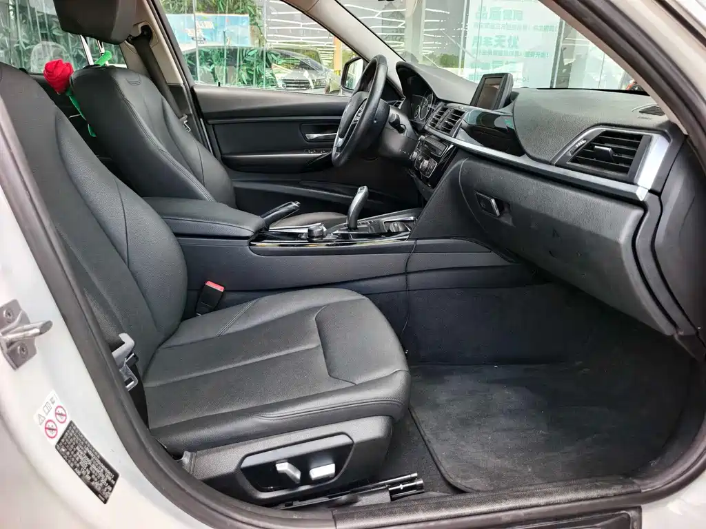 BMW 3 Series 2017 — фото 12