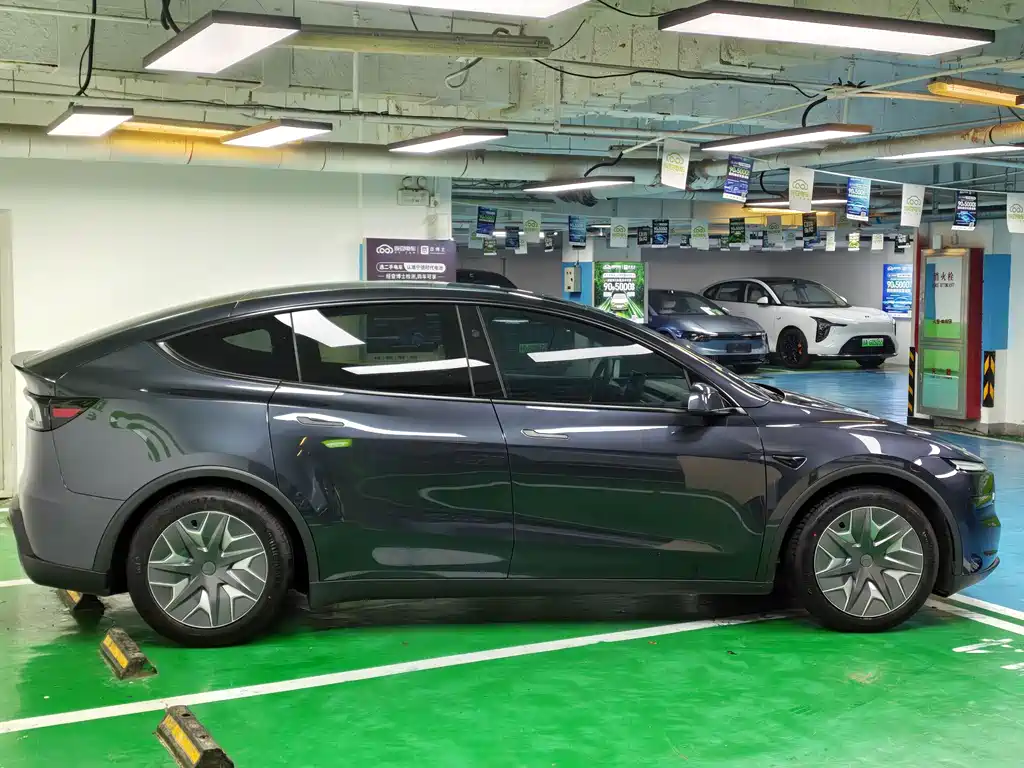 Tesla Model Y L 2025