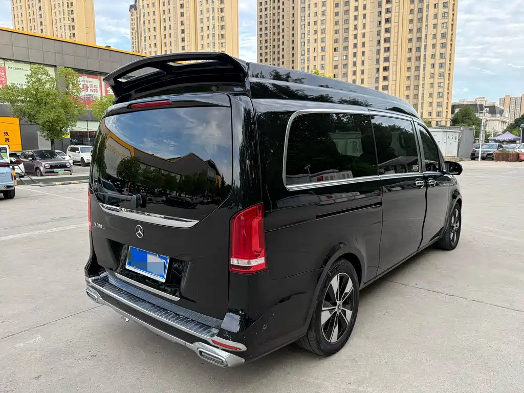 Mercedes-Benz V-Class 2023 — фото 10