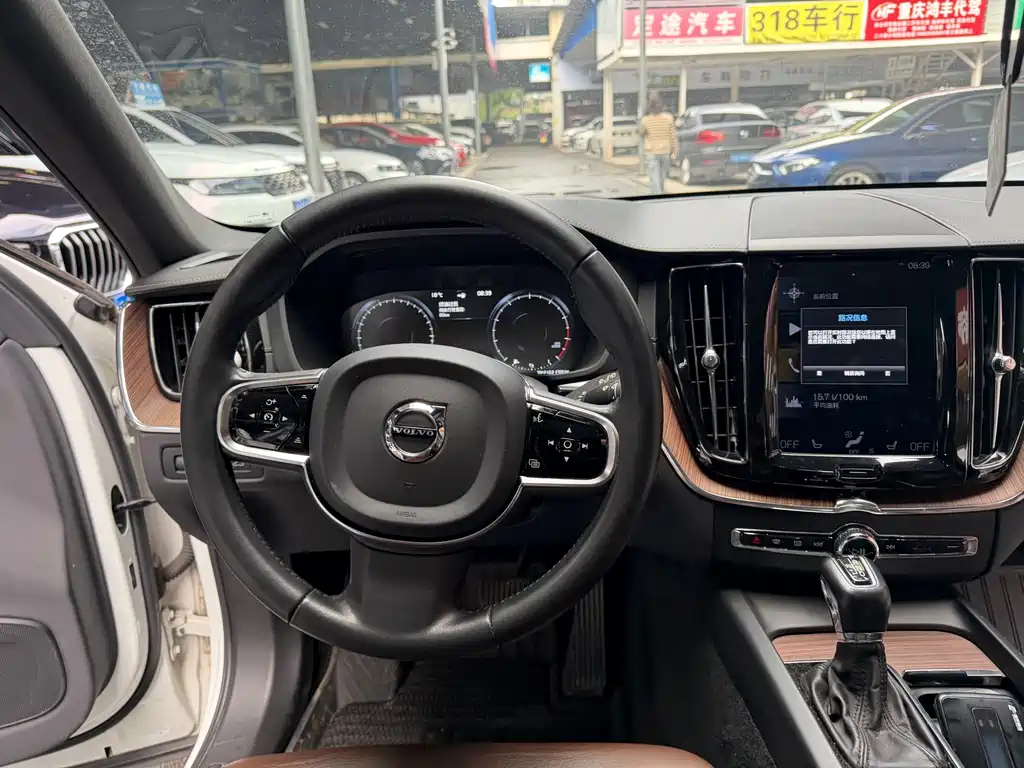 Volvo XC60 2021 — фото 13
