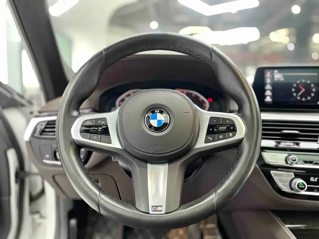 BMW 5 Series 2020 — фото 11