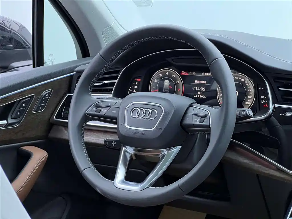 Audi Q7 — фото 9