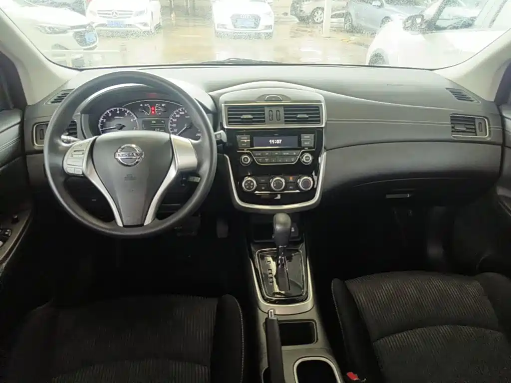 Nissan Tiida 2017 — фото 10
