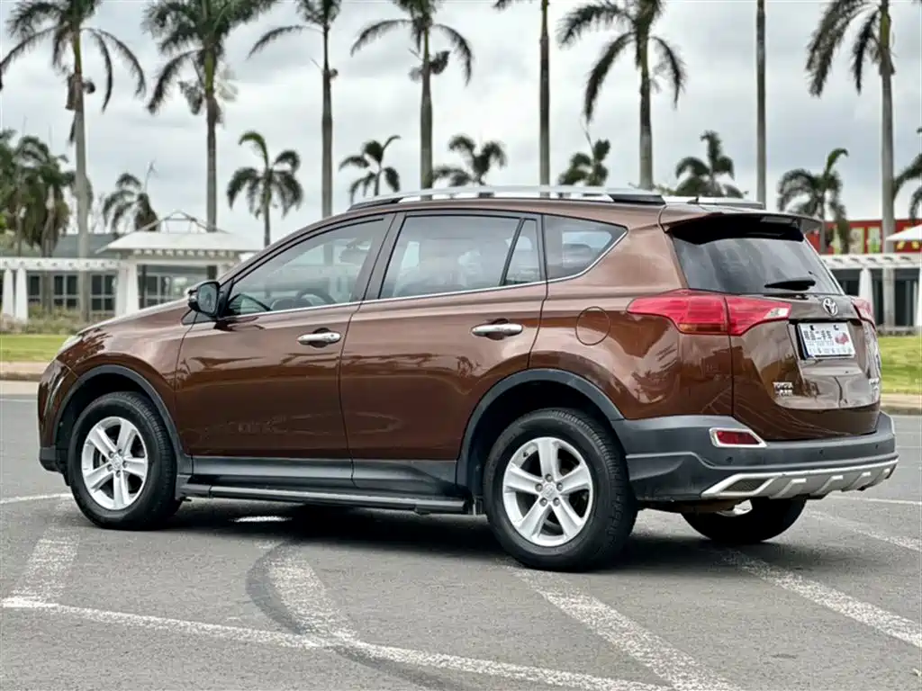 Toyota RAV4 2014 — фото 4