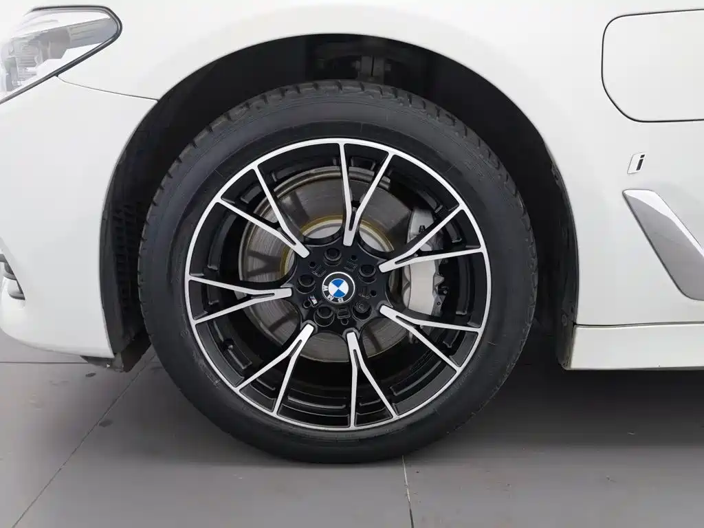 BMW 5 Series New Energy 2018 — фото 11