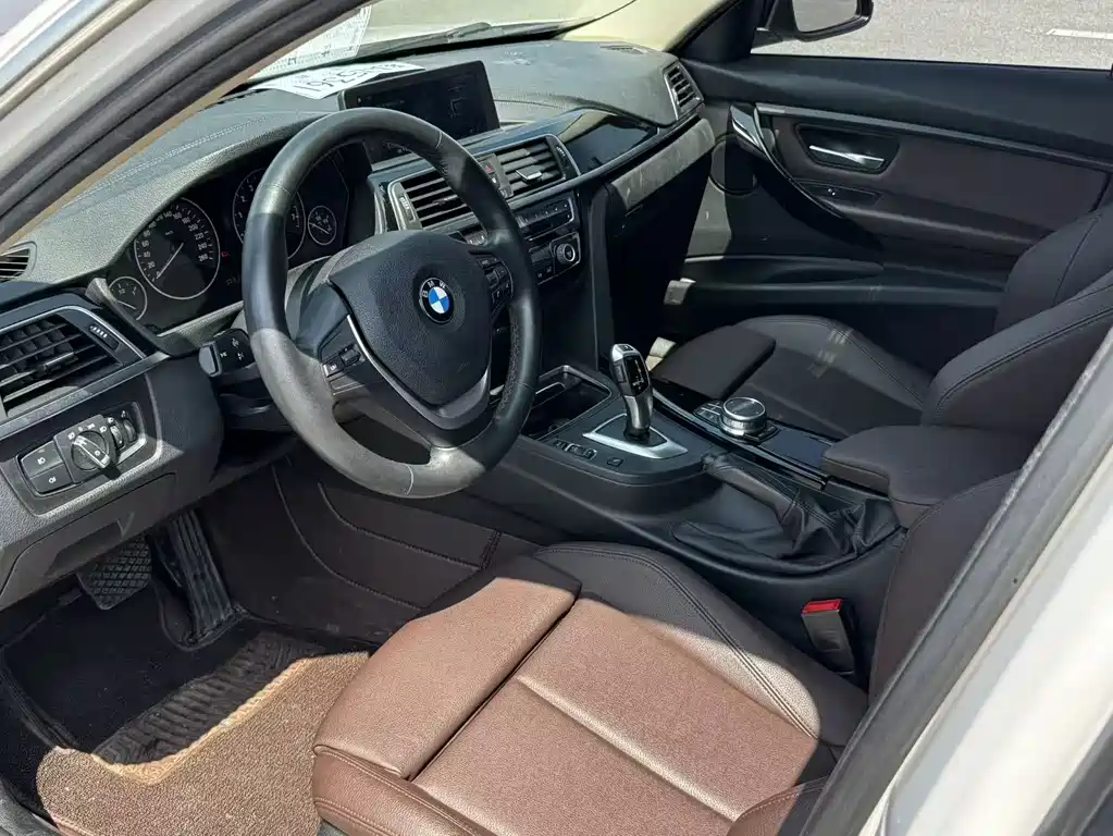 BMW 3 Series 2019 — фото 10