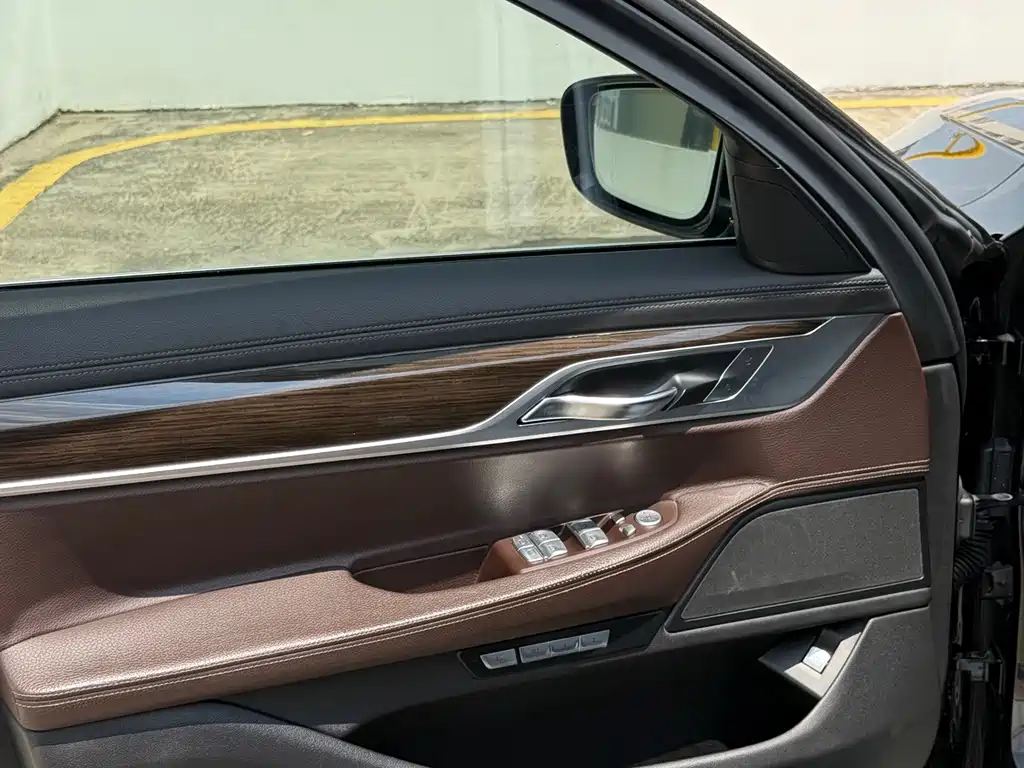 BMW 7 Series 2017 — фото 12