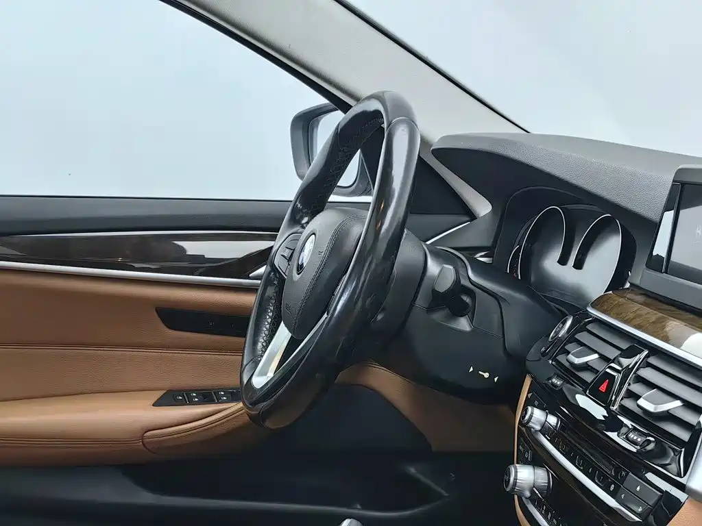BMW 5 Series 2017 — фото 22