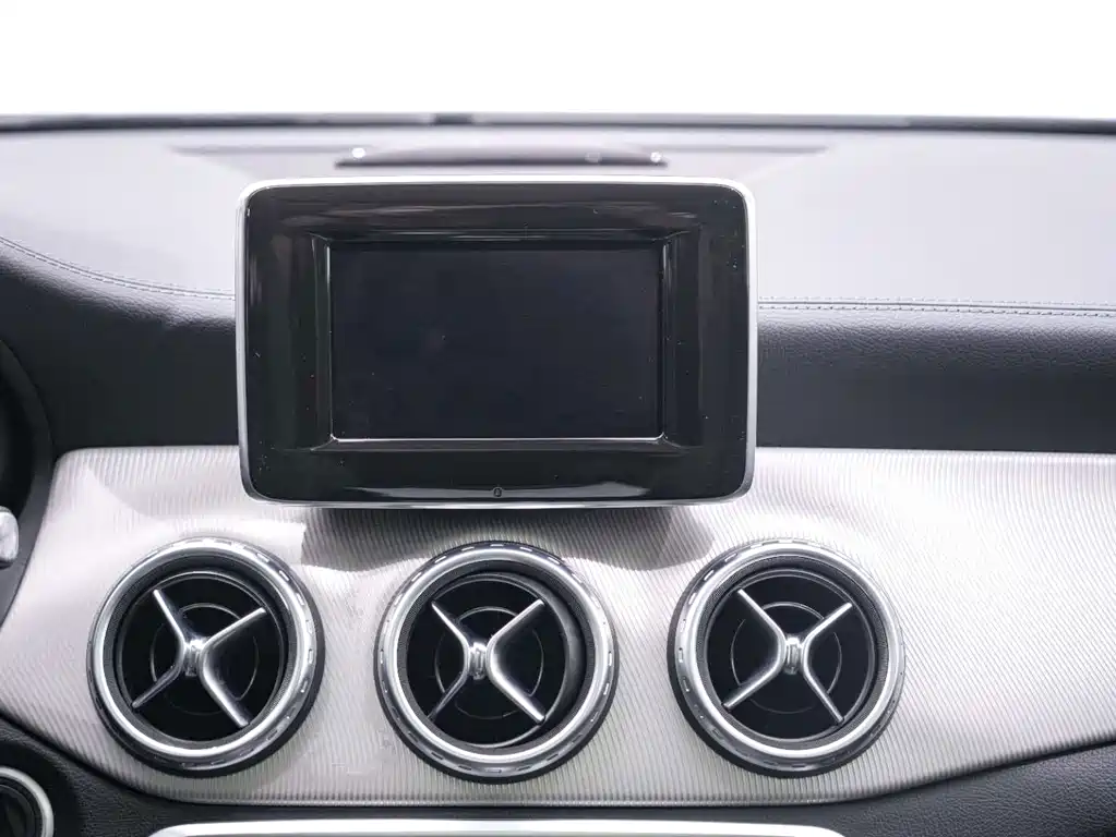 Mercedes-Benz GLA 2015 — фото 16