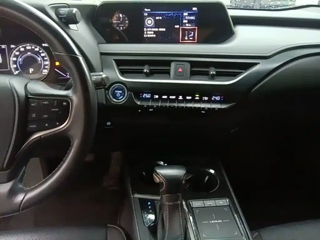 Lexus UX 2020 — фото 13