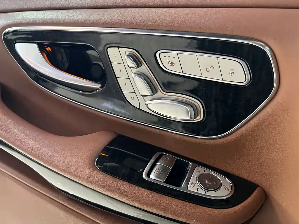 Mercedes-Benz V-Class 2018 — фото 27