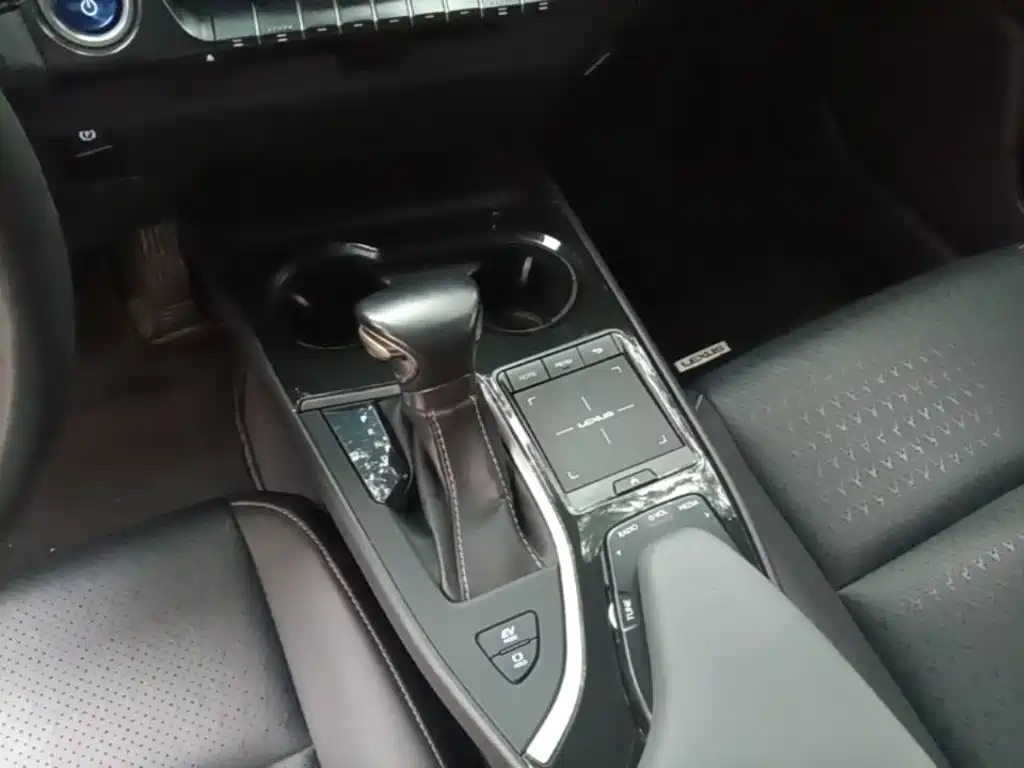 Lexus UX 2020 — фото 14