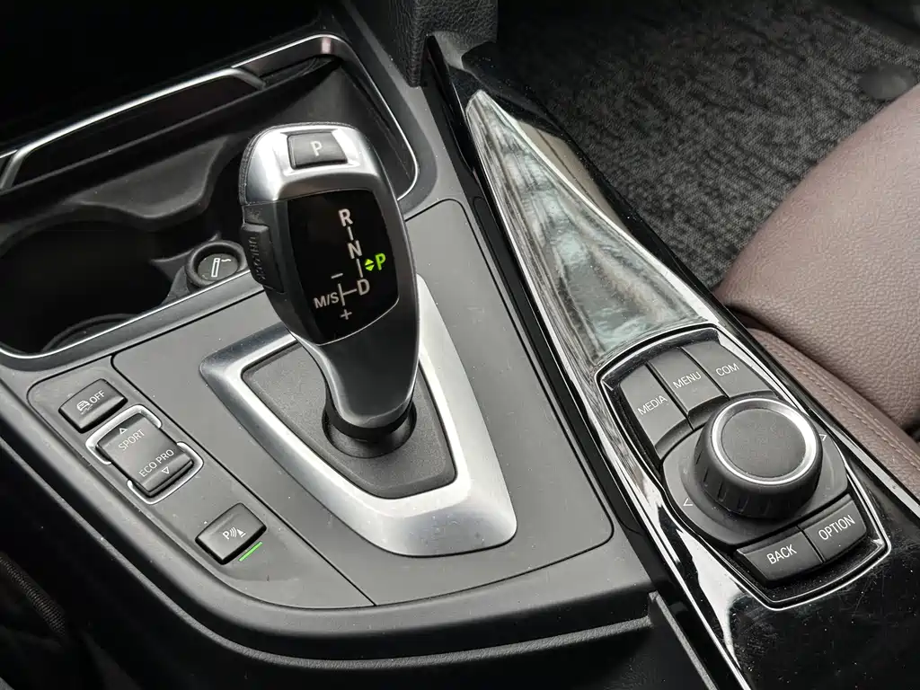 BMW 3 Series 2018 — фото 17