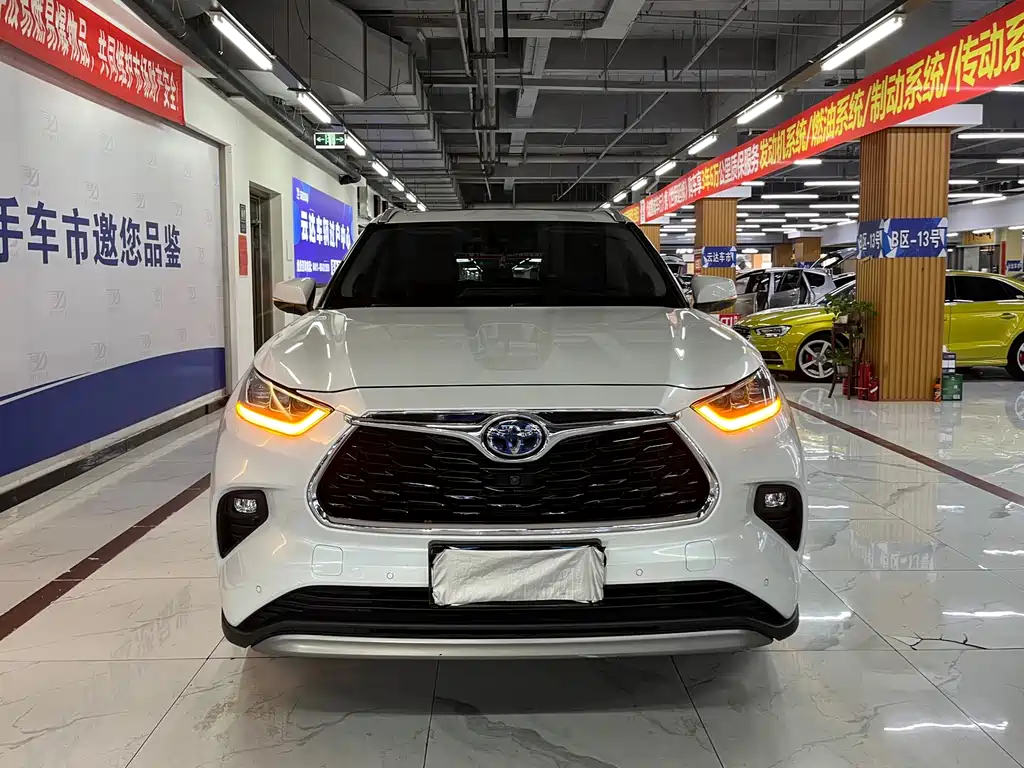Toyota Highlander 2023 — фото 1