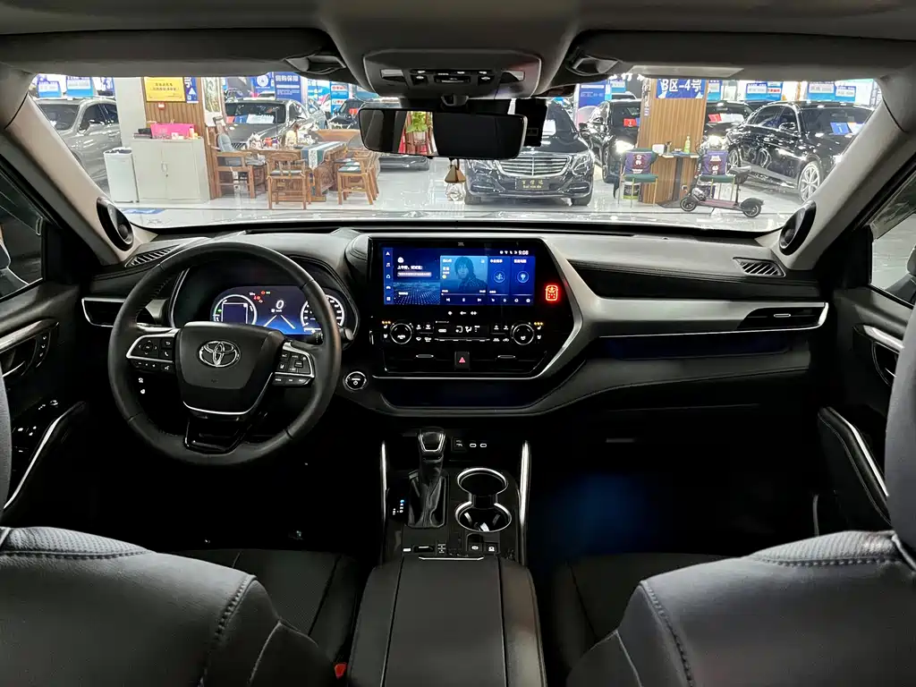 Toyota Highlander 2023 — фото 13