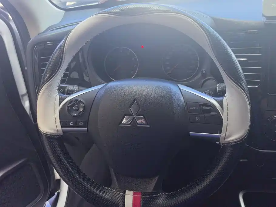 Mitsubishi Outlander 2021 — фото 15