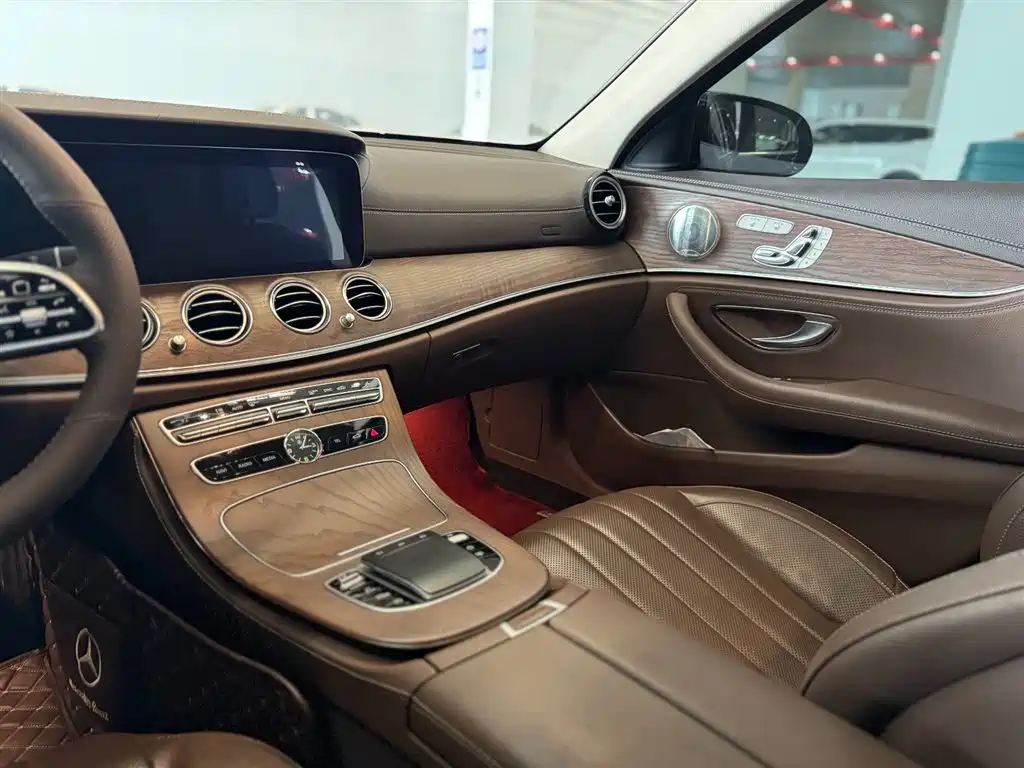 Mercedes-Benz E-Class 2019 — фото 15