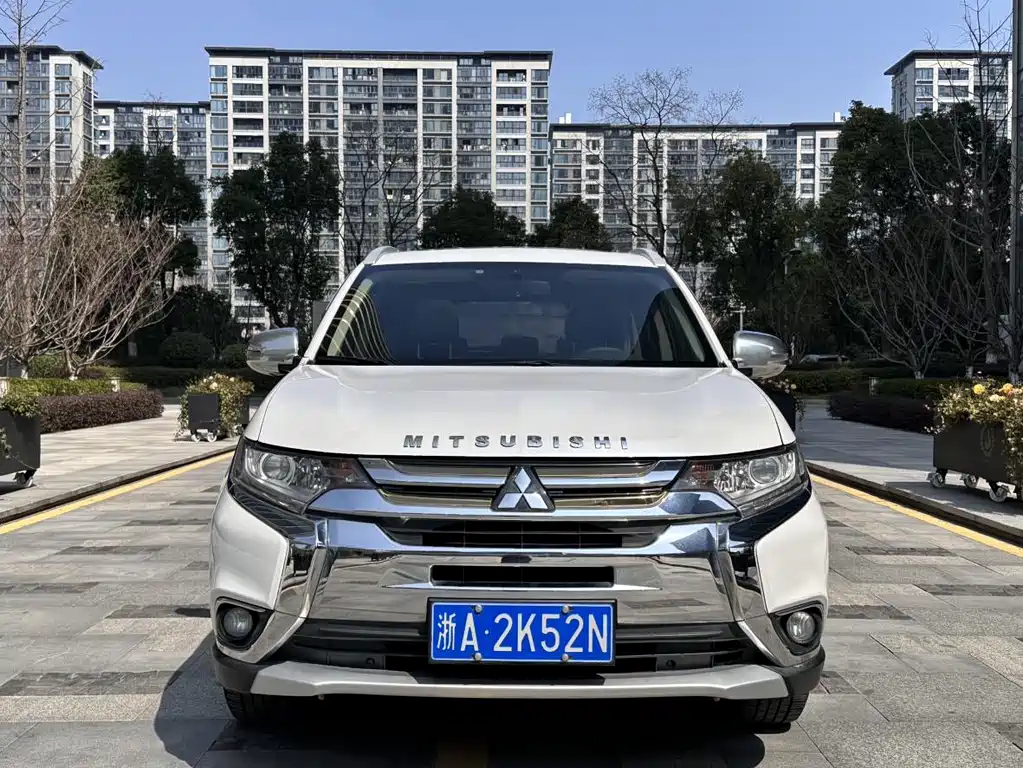 Mitsubishi Outlander 2017 — фото 2