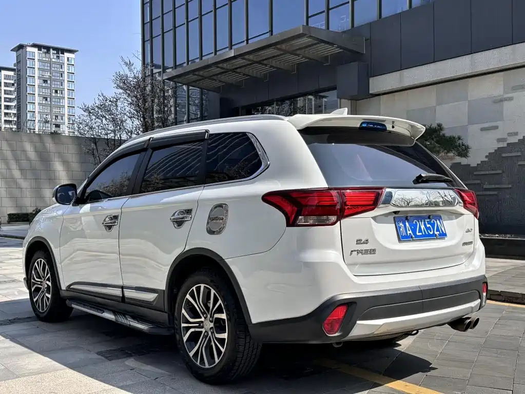 Mitsubishi Outlander 2017 — фото 6