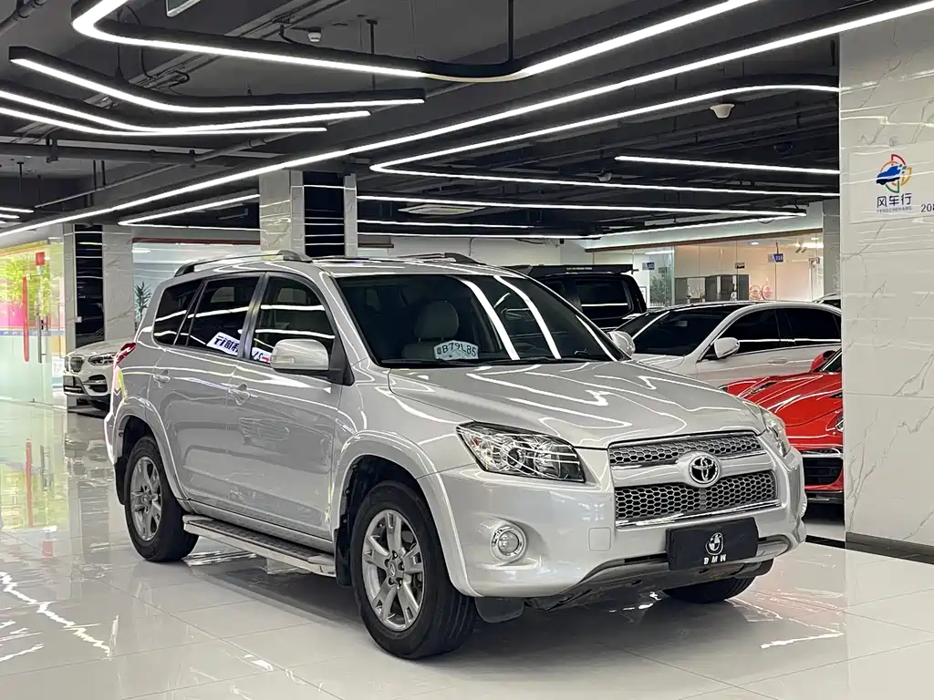 Toyota RAV4 2013 — фото 2